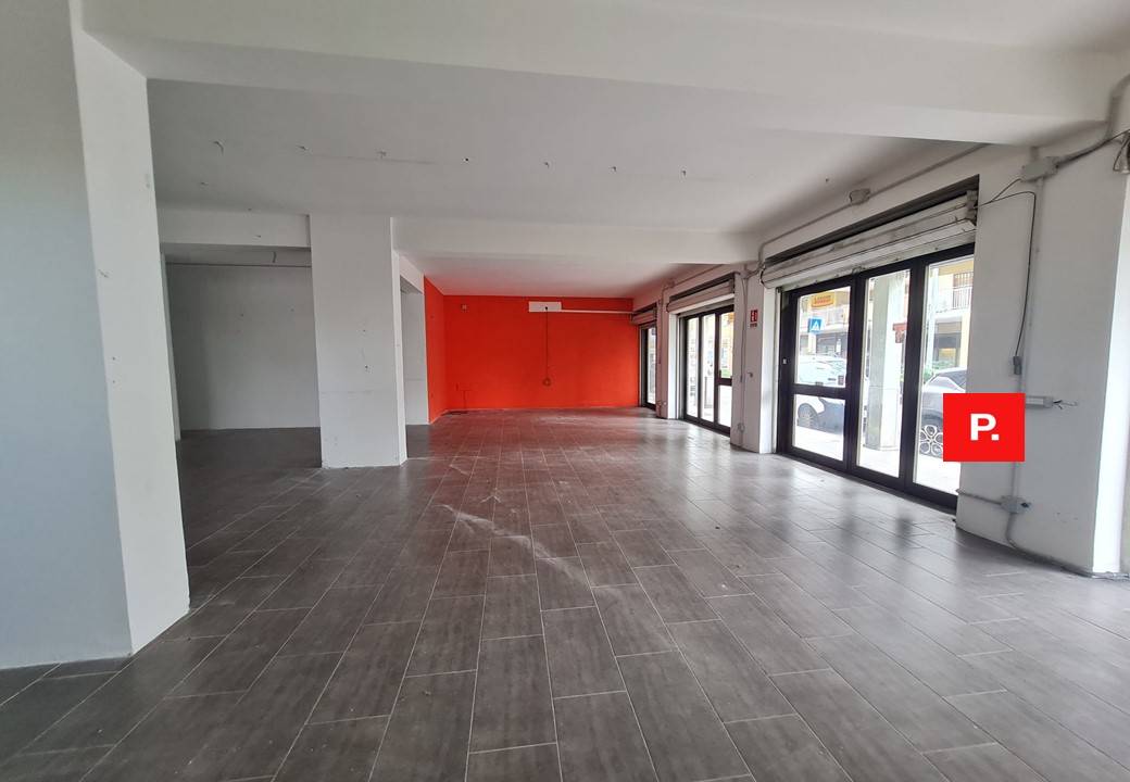 locale commerciale in vendita a Santa Maria Capua Vetere