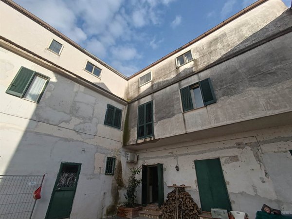 locale commerciale in vendita a Santa Maria Capua Vetere