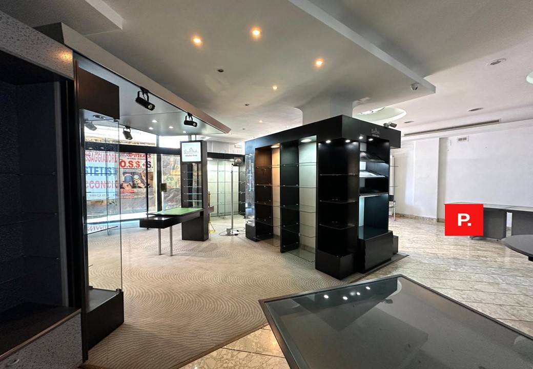 locale commerciale in vendita a Santa Maria Capua Vetere