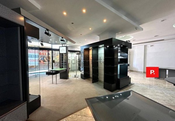 locale commerciale in vendita a Santa Maria Capua Vetere