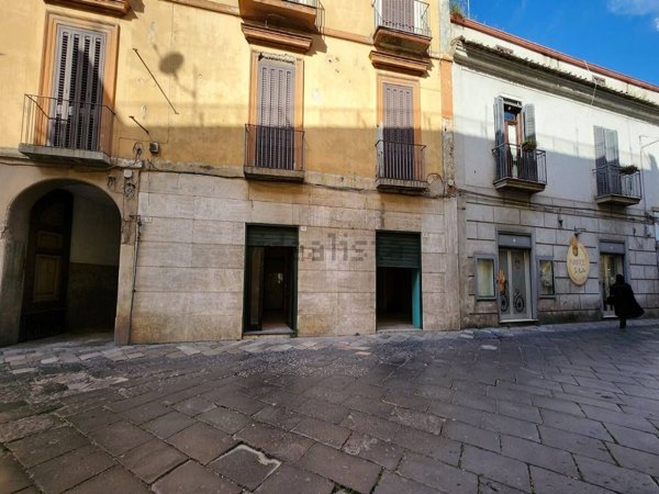 locale commerciale in vendita a Santa Maria Capua Vetere