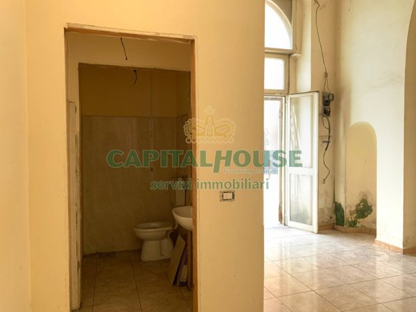 locale commerciale in vendita a Santa Maria Capua Vetere