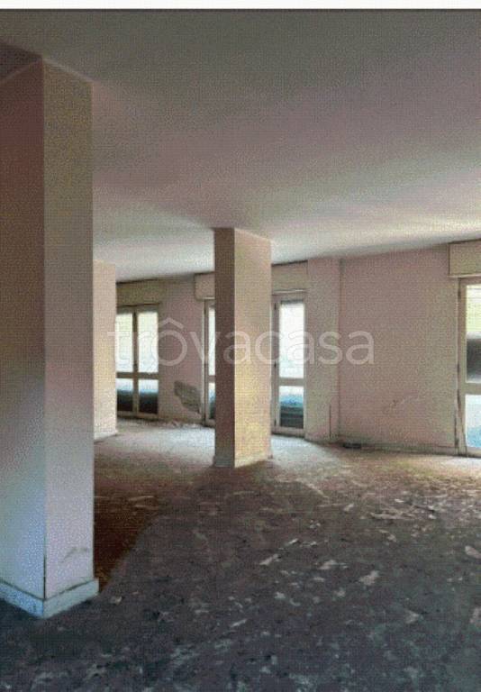 locale commerciale in vendita a Santa Maria Capua Vetere