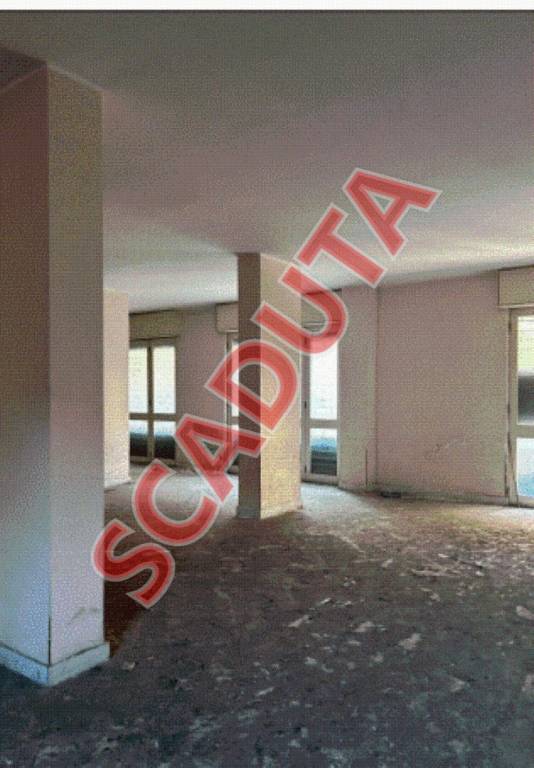 locale commerciale in vendita a Santa Maria Capua Vetere