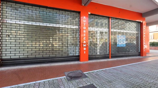 locale commerciale in vendita a Santa Maria Capua Vetere