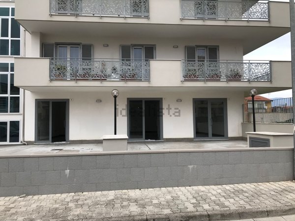 locale commerciale in vendita a Santa Maria Capua Vetere