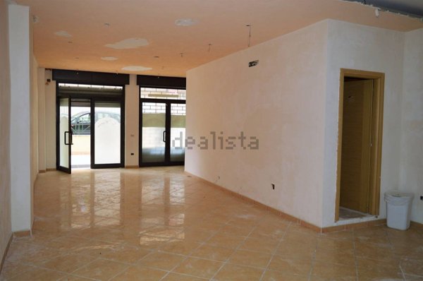 locale commerciale in vendita a Santa Maria Capua Vetere