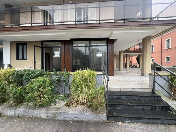 locale commerciale in vendita a Santa Maria Capua Vetere