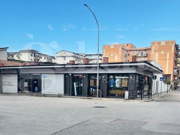 locale commerciale in vendita a Santa Maria Capua Vetere