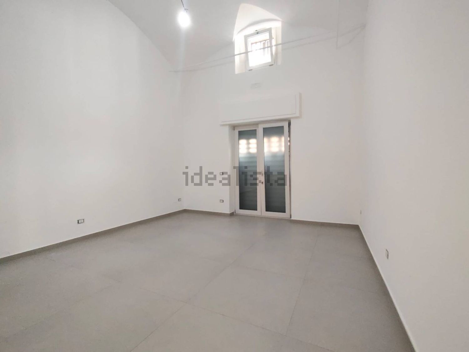 locale commerciale in vendita a Santa Maria Capua Vetere