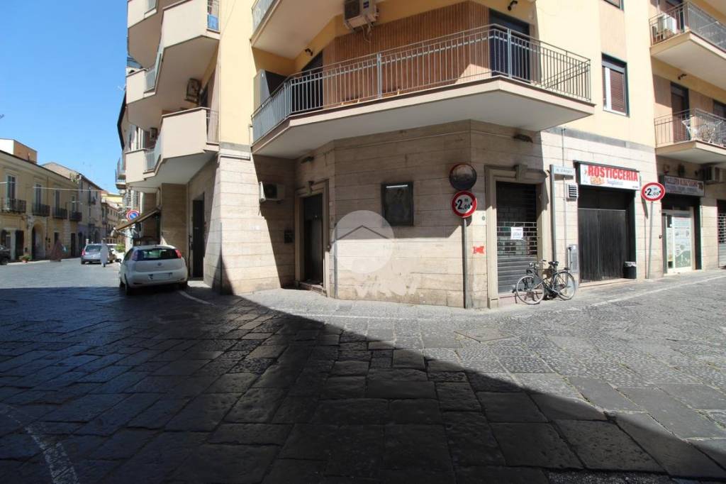locale commerciale in vendita a Santa Maria Capua Vetere