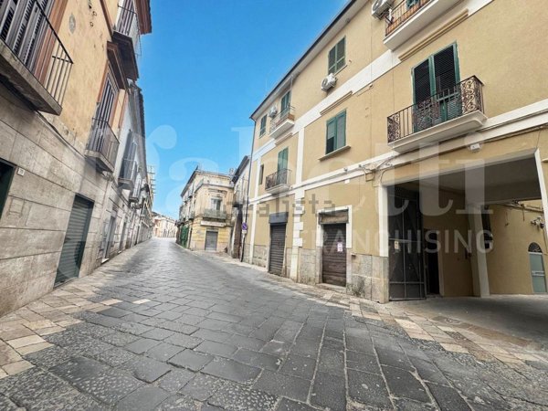 locale commerciale in vendita a Santa Maria Capua Vetere