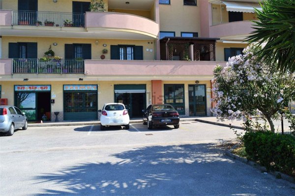 locale commerciale a Santa Maria Capua Vetere in zona Sant'Andrea dei Lagni