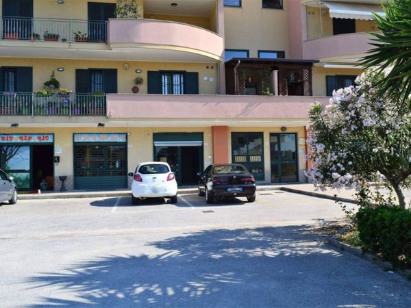 negozio in vendita a Santa Maria Capua Vetere in zona Sant'Andrea dei Lagni