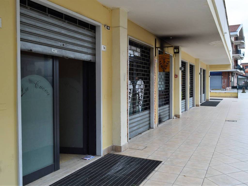 negozio in vendita a Santa Maria Capua Vetere in zona Sant'Andrea dei Lagni