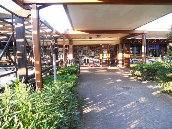 locale commerciale in vendita a Sessa Aurunca in zona Baia Domizia