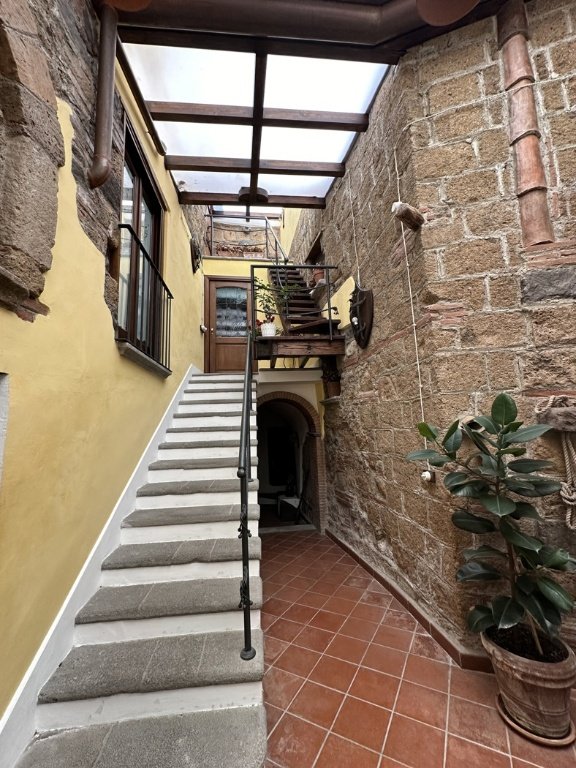 casa indipendente in vendita a Sessa Aurunca in zona Valogno
