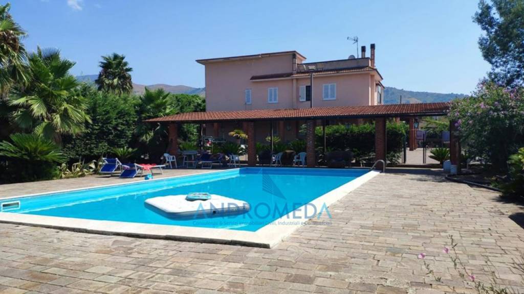 casa indipendente in vendita a Sessa Aurunca in zona Piedimonte