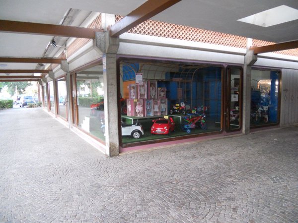 negozio in vendita a Sessa Aurunca in zona Baia Domizia