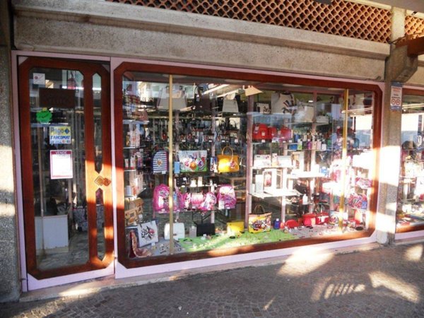 negozio in vendita a Sessa Aurunca in zona Baia Domizia