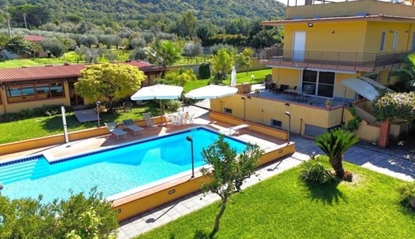 casa indipendente in vendita a Sessa Aurunca in zona Baia Domizia