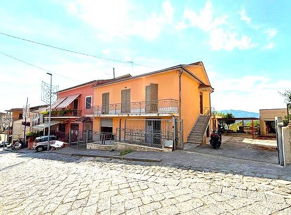 casa indipendente in vendita a Sessa Aurunca in zona Corigliano