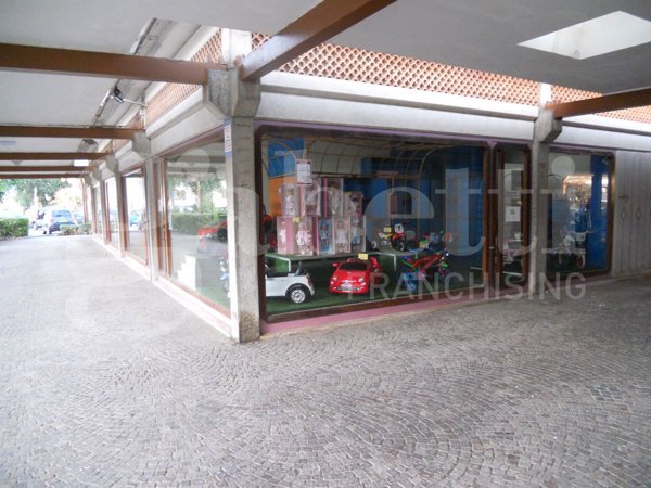 negozio in vendita a Sessa Aurunca in zona Baia Domizia