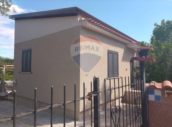 casa indipendente in vendita a Sessa Aurunca in zona Avezzano