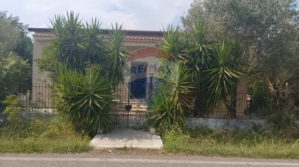 casa indipendente in vendita a Sessa Aurunca in zona Avezzano