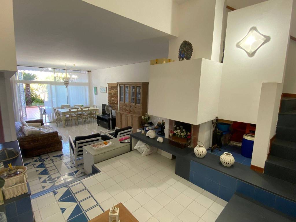 casa indipendente in vendita a Sessa Aurunca in zona Baia Domizia