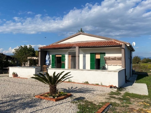 casa indipendente in vendita a Sessa Aurunca in zona Baia Domizia