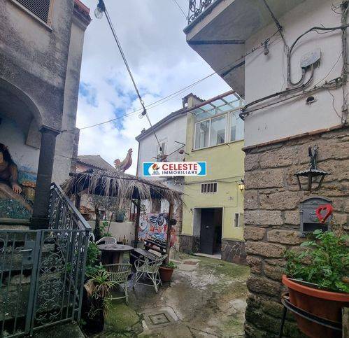 casa indipendente in vendita a Sessa Aurunca in zona Valogno