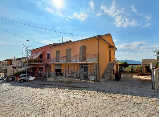 casa indipendente in vendita a Sessa Aurunca in zona Corigliano