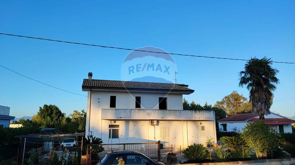 casa indipendente in vendita a Sessa Aurunca in zona Baia Domizia