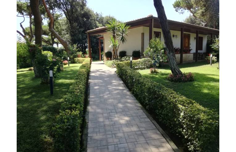 casa indipendente in vendita a Sessa Aurunca in zona Baia Domizia