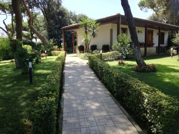 casa indipendente in vendita a Sessa Aurunca in zona Baia Domizia