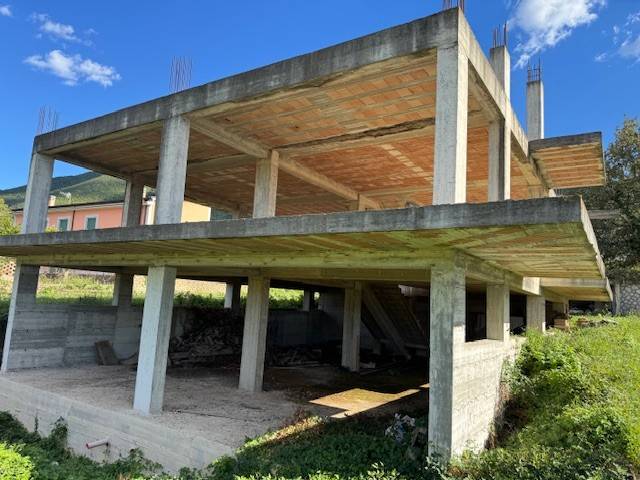 casa indipendente in vendita a Sessa Aurunca in zona Avezzano