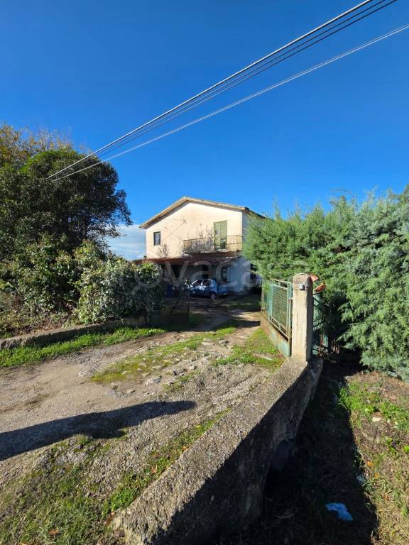 casa indipendente in vendita a Sessa Aurunca in zona Gusti