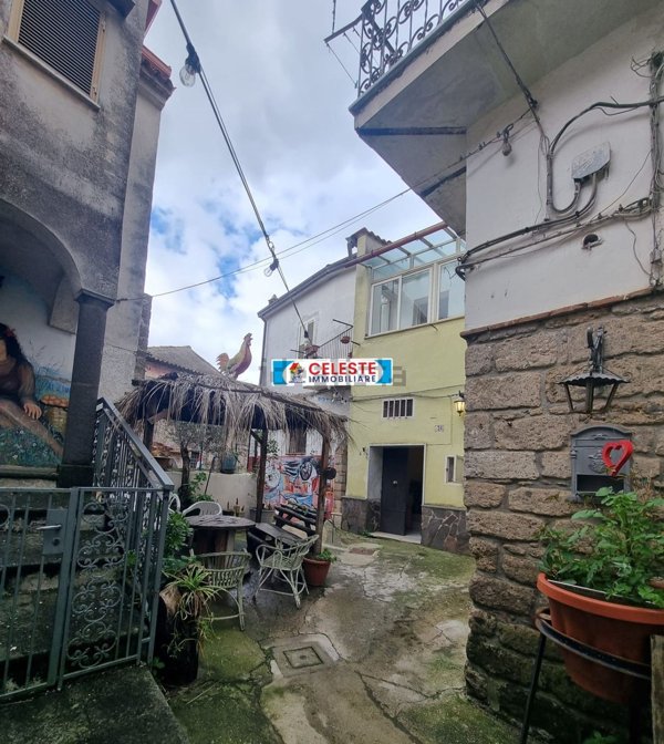 casa indipendente in vendita a Sessa Aurunca in zona Valogno