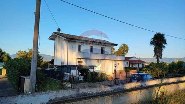 casa indipendente in vendita a Sessa Aurunca in zona Baia Domizia