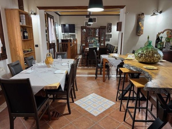 locale commerciale in vendita a Sessa Aurunca