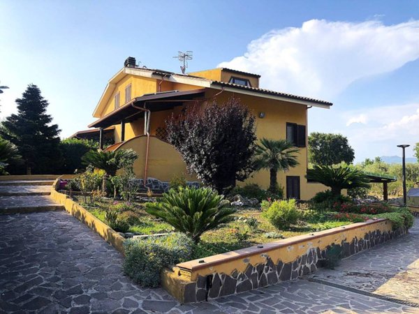 casa indipendente in vendita a Sessa Aurunca in zona Carano