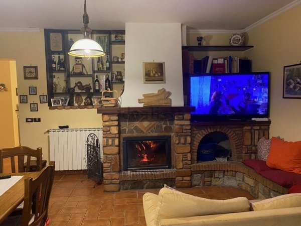casa indipendente in vendita a Sessa Aurunca in zona Tuoro