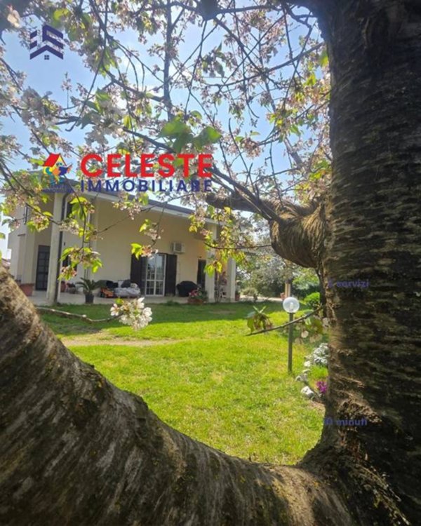 casa indipendente in vendita a Sessa Aurunca in zona Tuoro