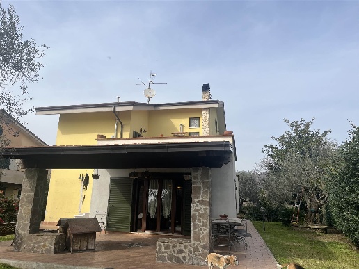 casa indipendente in vendita a Sessa Aurunca in zona Tuoro