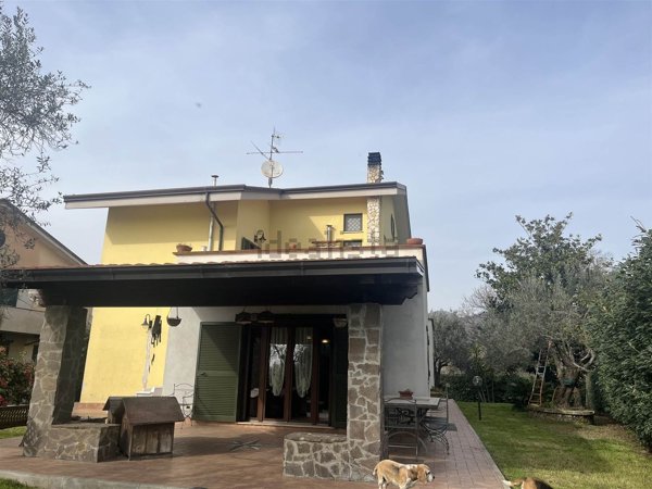casa indipendente in vendita a Sessa Aurunca in zona Tuoro