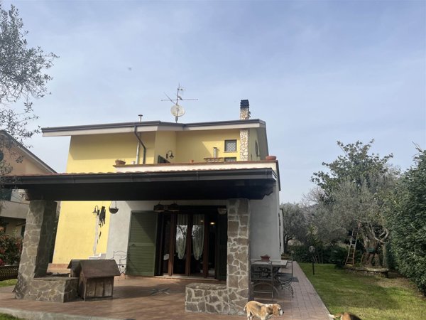 casa indipendente in vendita a Sessa Aurunca in zona Tuoro