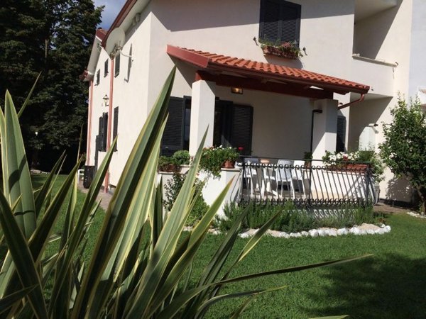 casa indipendente in vendita a Sessa Aurunca in zona Baia Domizia