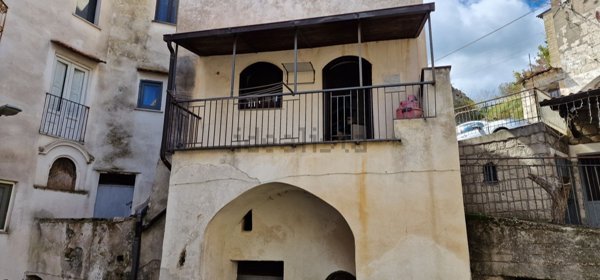 casa indipendente in vendita a Sessa Aurunca in zona Tuoro