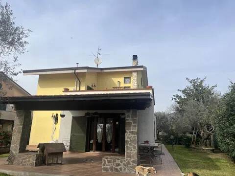 casa indipendente in vendita a Sessa Aurunca in zona Tuoro